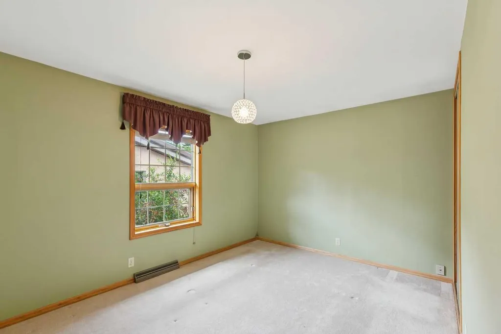 47 Montrose Crescent NE Calgary AB T3E5P3