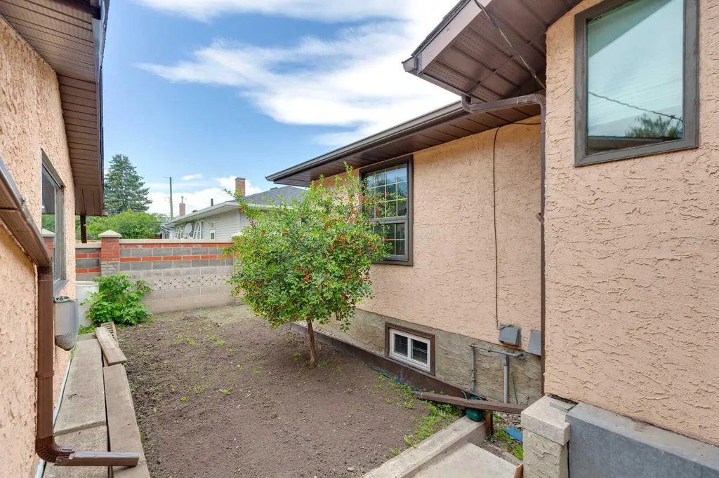 47 Montrose Crescent NE Calgary AB T3E5P3