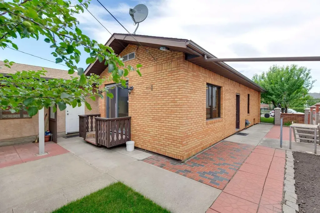 47 Montrose Crescent NE Calgary AB T2E5P3