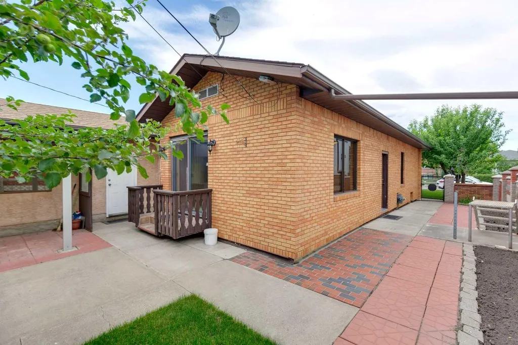 47 Montrose Crescent NE Calgary AB T3E5P3