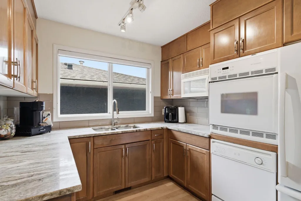 4752 Nipawin Crescent NW Calgary AB t2K 2h9