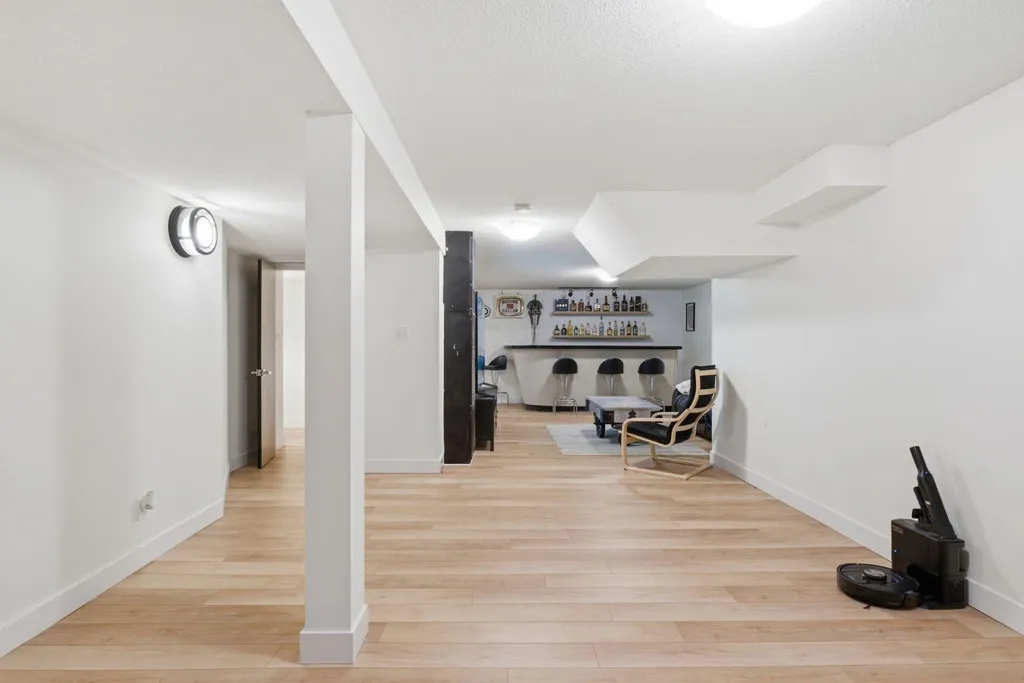 4752 Nipawin Crescent NW Calgary AB t2K 2h9