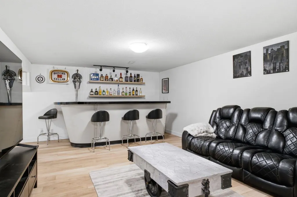 4752 Nipawin Crescent NW Calgary AB t2K 2h9