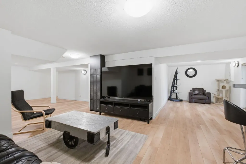 4752 Nipawin Crescent NW Calgary AB t2K 2h9