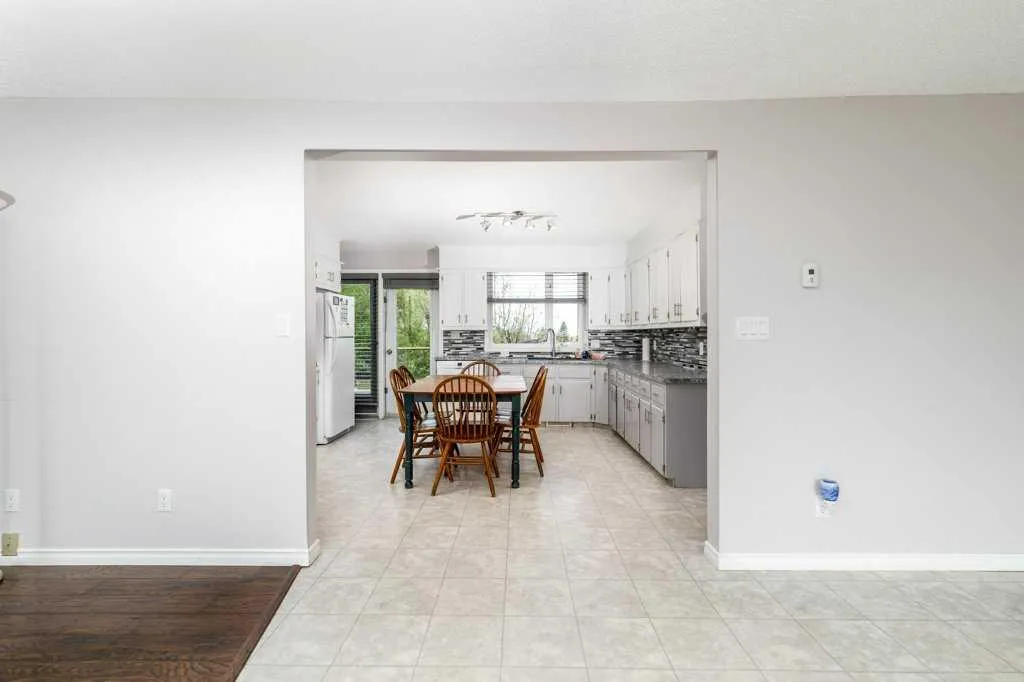 126 Queen Street Elnora AB T0M 0A9
