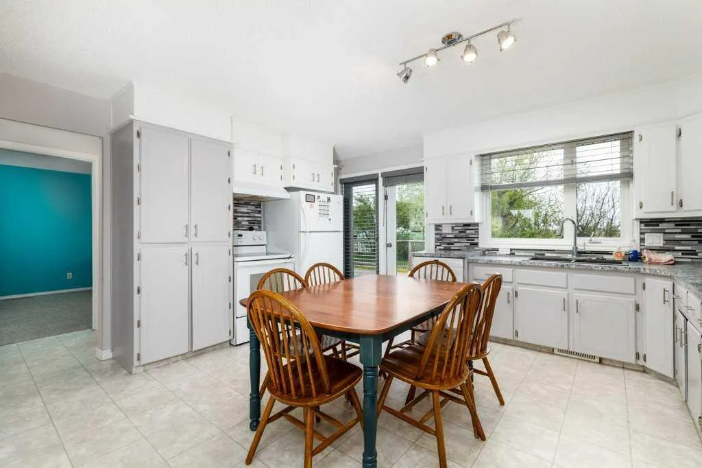 126 Queen Street Elnora AB T0M 0A9