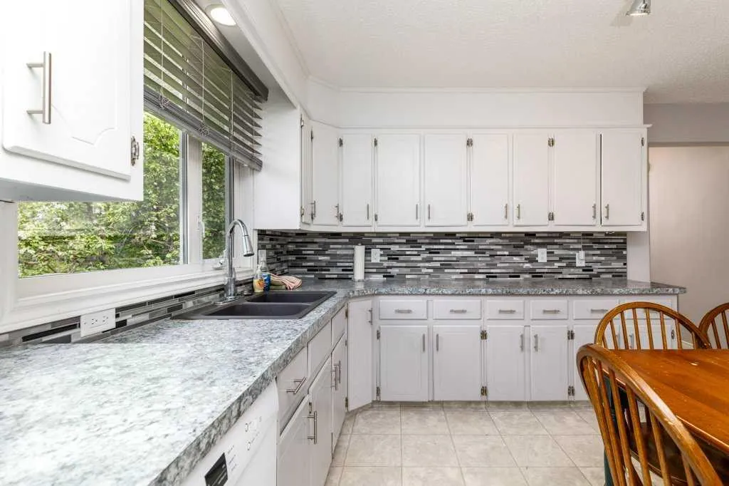 126 Queen Street Elnora AB T0M 0A9
