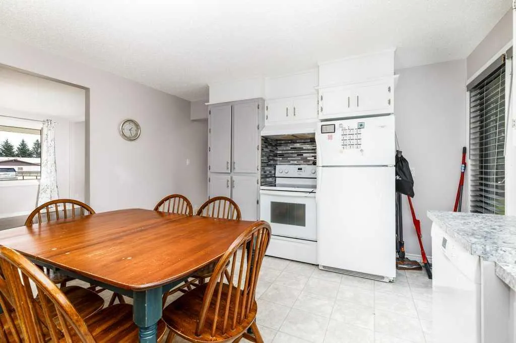 126 Queen Street Elnora AB T0M 0A9
