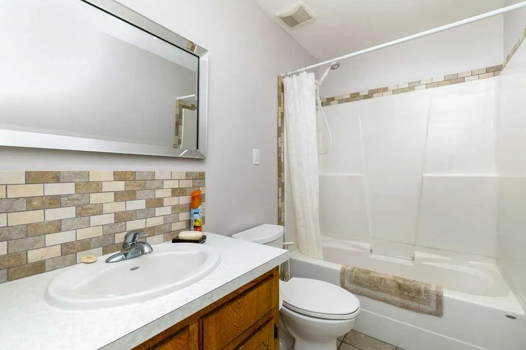 126 Queen Street Elnora AB T0M 0A9