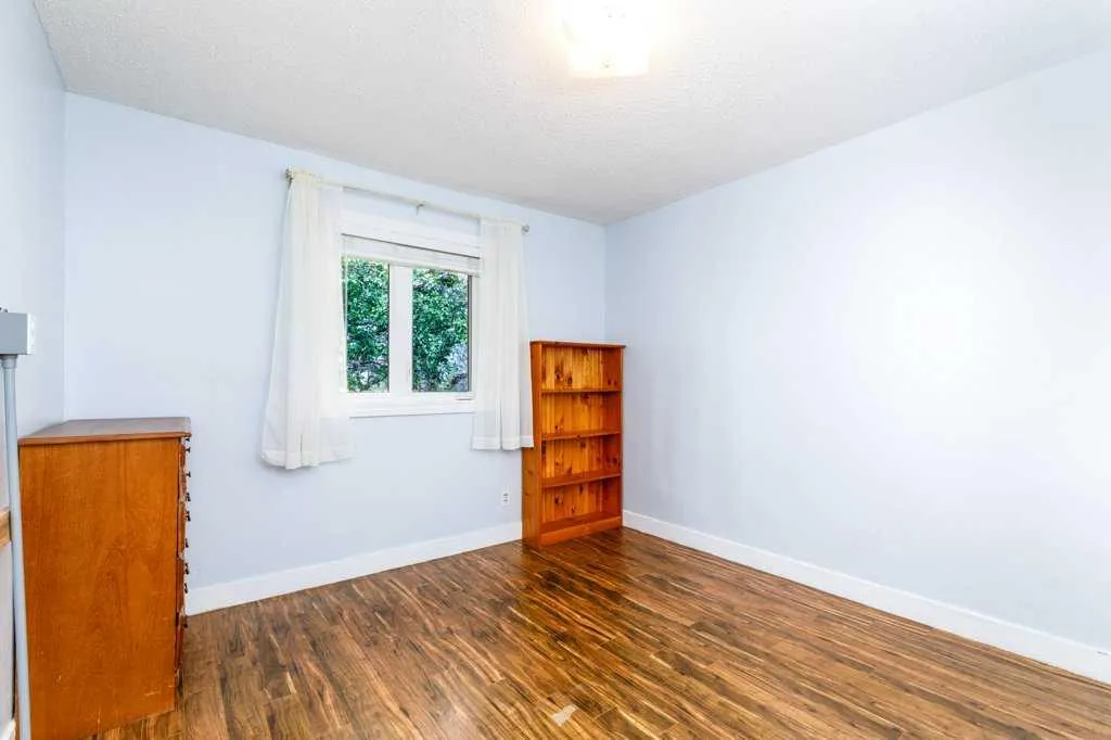 126 Queen Street Elnora AB T0M 0A9