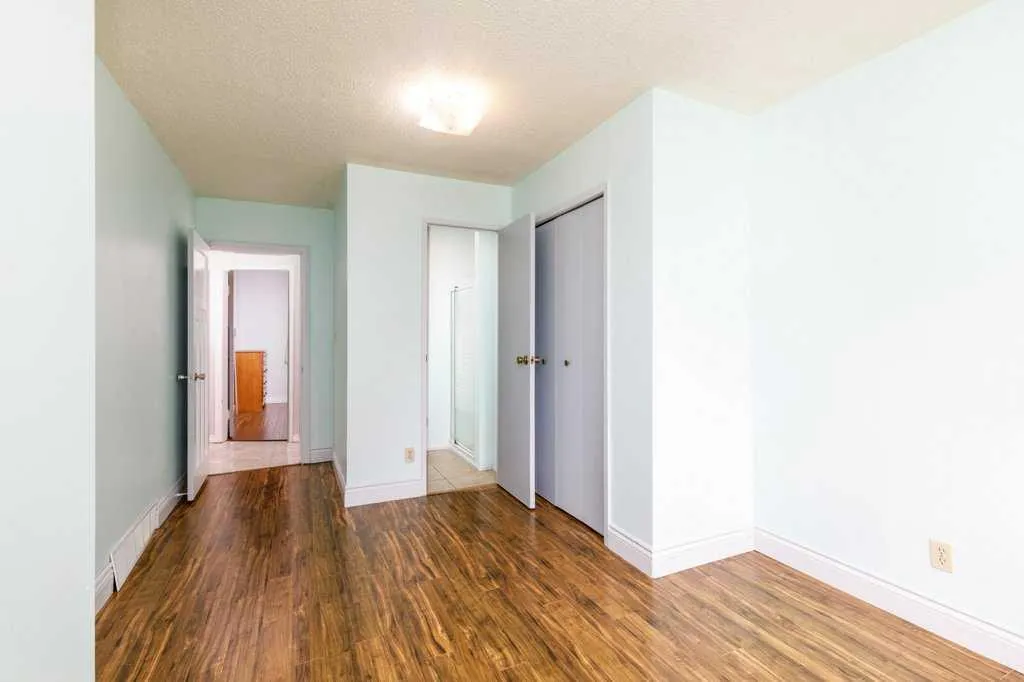 126 Queen Street Elnora AB T0M 0A9