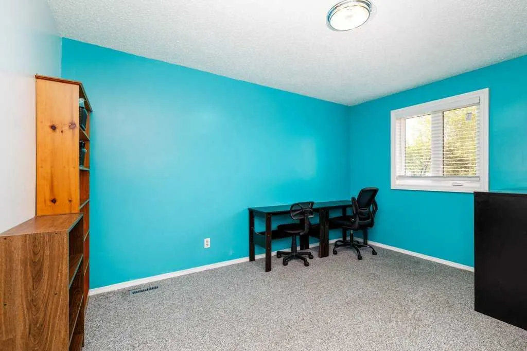 126 Queen Street Elnora AB T0M 0A9