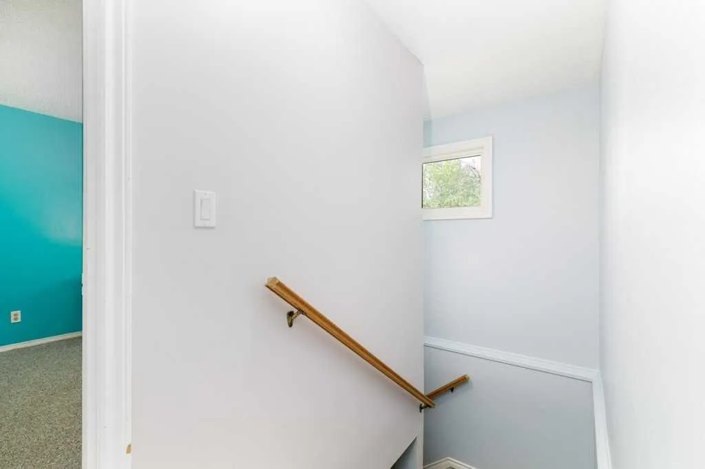 126 Queen Street Elnora AB T0M 0A9