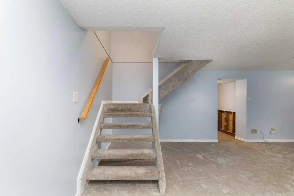 126 Queen Street Elnora AB T0M 0A9