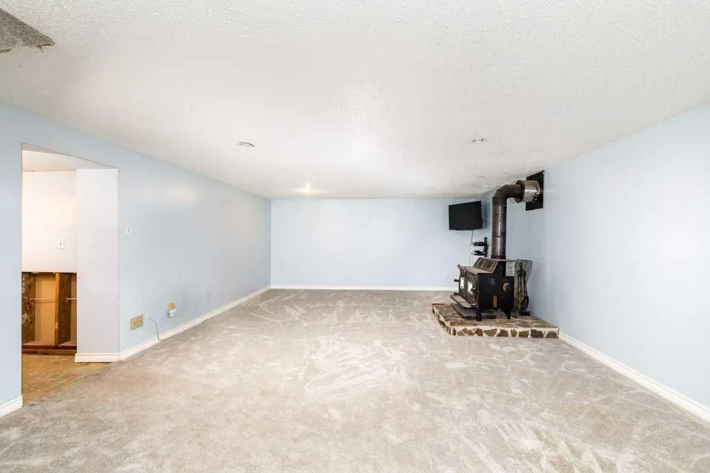 126 Queen Street Elnora AB T0M 0A9