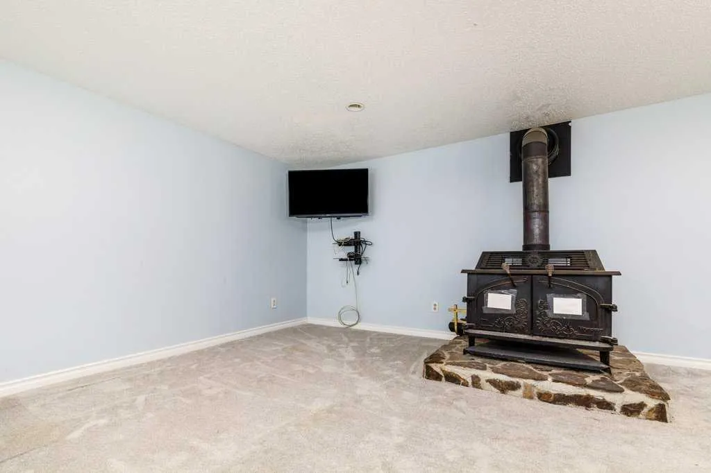 126 Queen Street Elnora AB T0M 0A9
