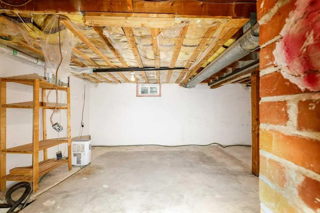 126 Queen Street Elnora AB T0M 0A9