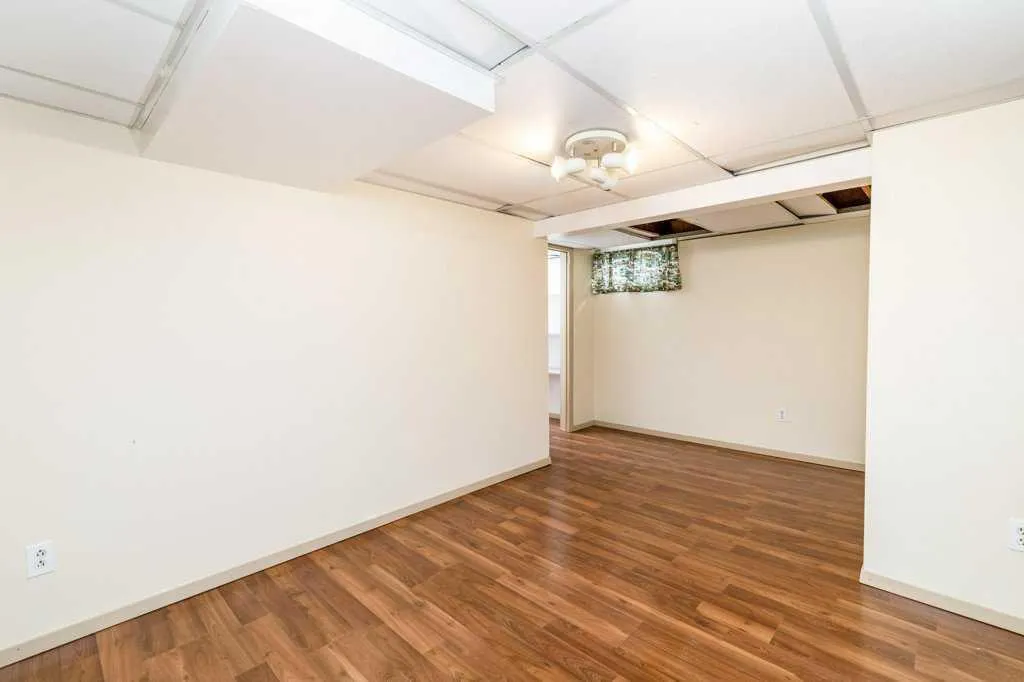126 Queen Street Elnora AB T0M 0A9