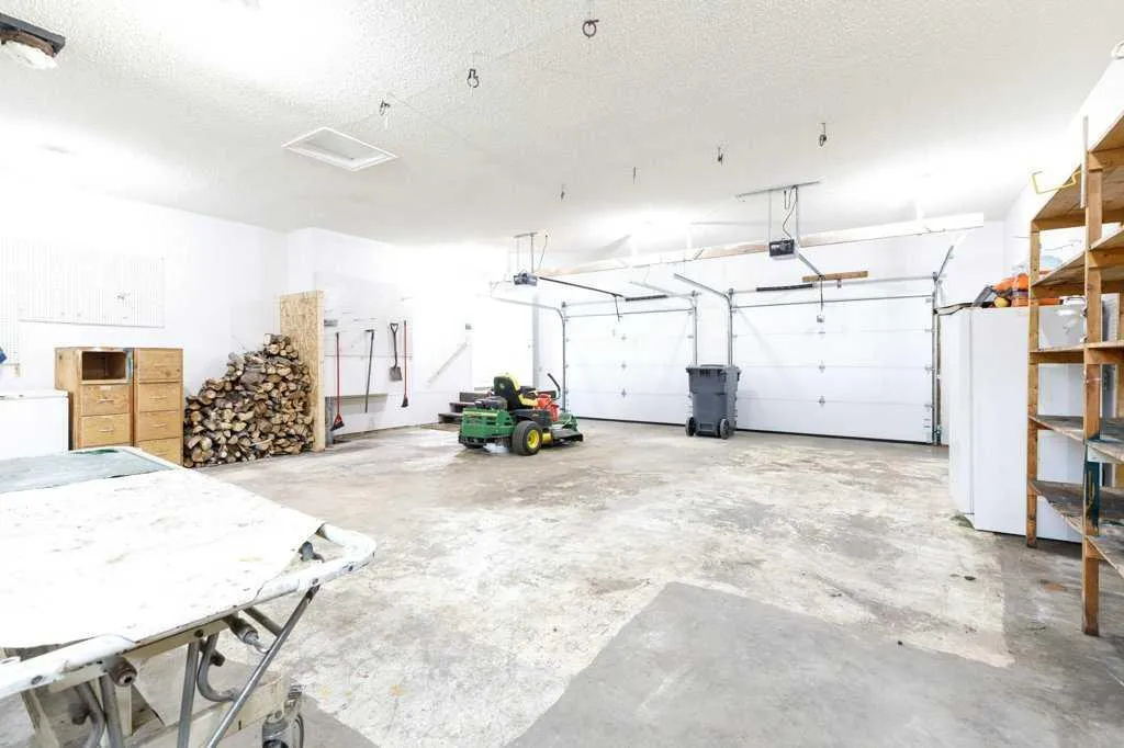 126 Queen Street Elnora AB T0M 0A9