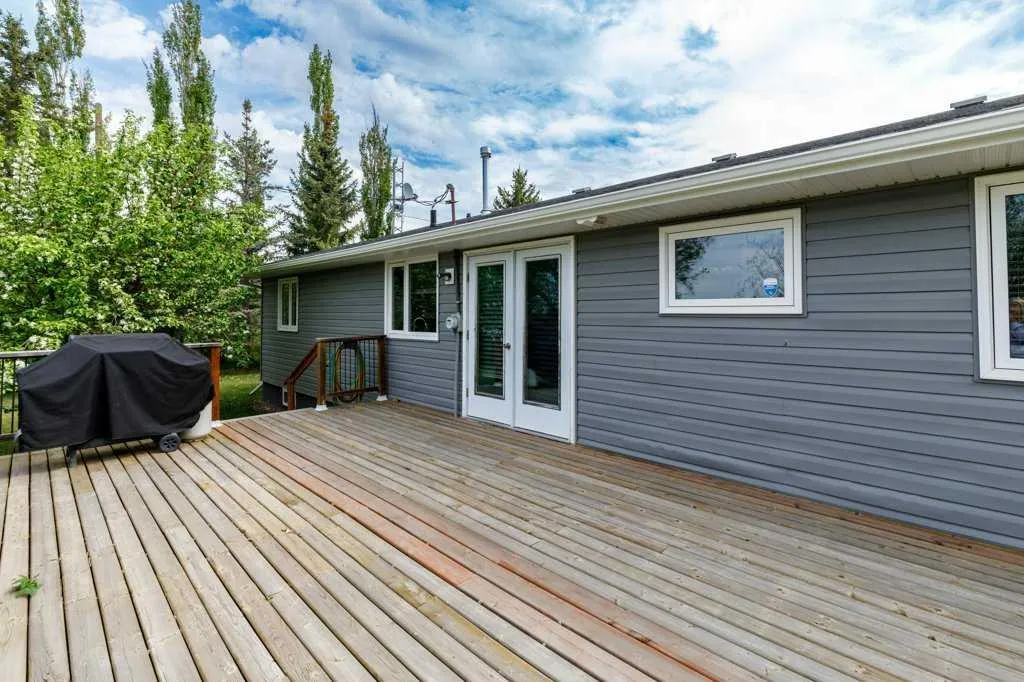 126 Queen Street Elnora AB T0M 0A9