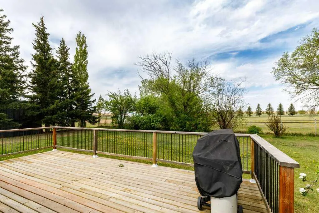 126 Queen Street Elnora AB T0M 0A9