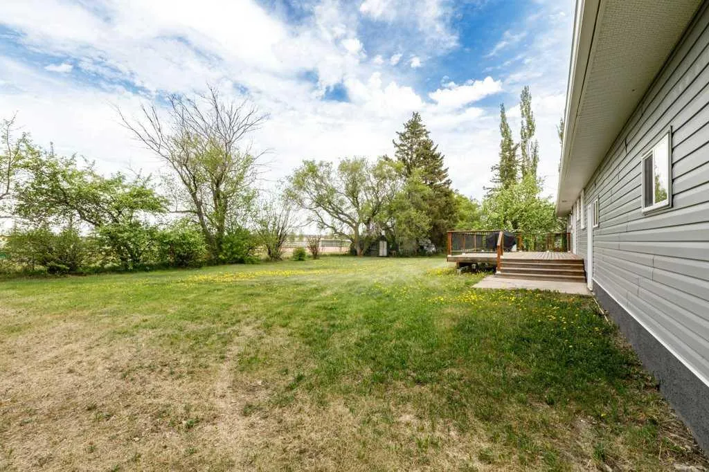 126 Queen Street Elnora AB T0M 0A9