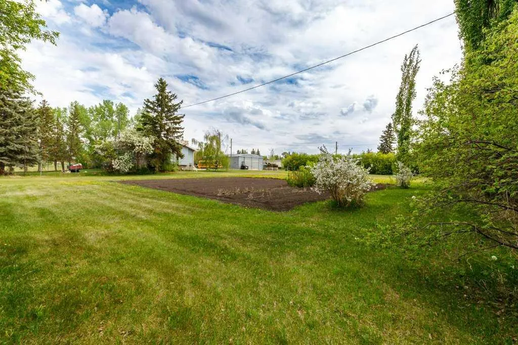 126 Queen Street Elnora AB T0M 0A9