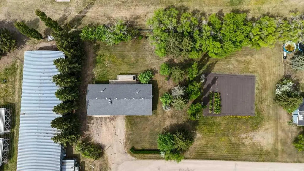 126 Queen Street Elnora AB T0M 0A9