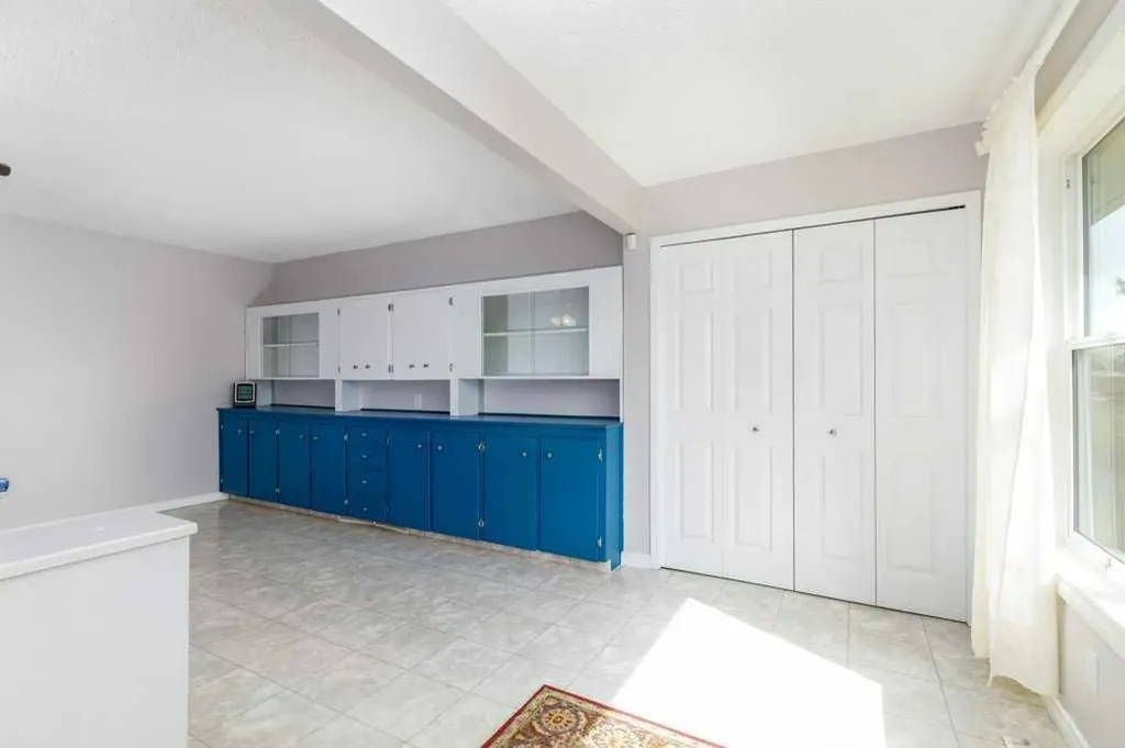 126 Queen Street Elnora AB T0M 0A9