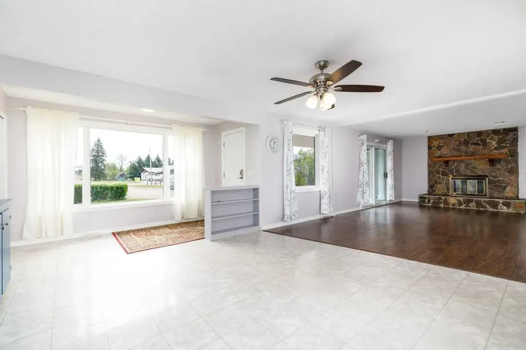 126 Queen Street Elnora AB T0M 0A9