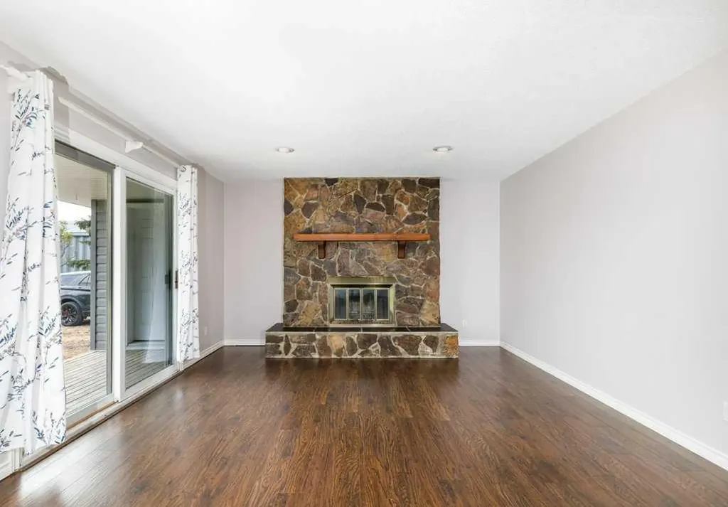 126 Queen Street Elnora AB T0M 0A9