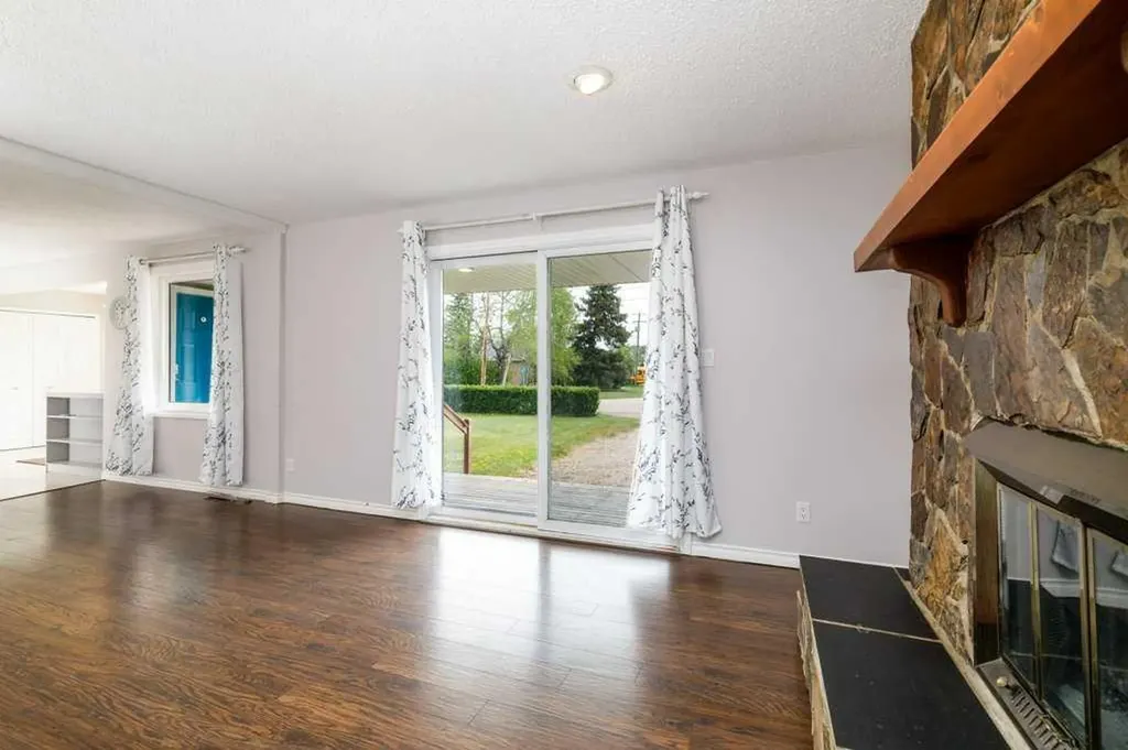 126 Queen Street Elnora AB T0M 0A9