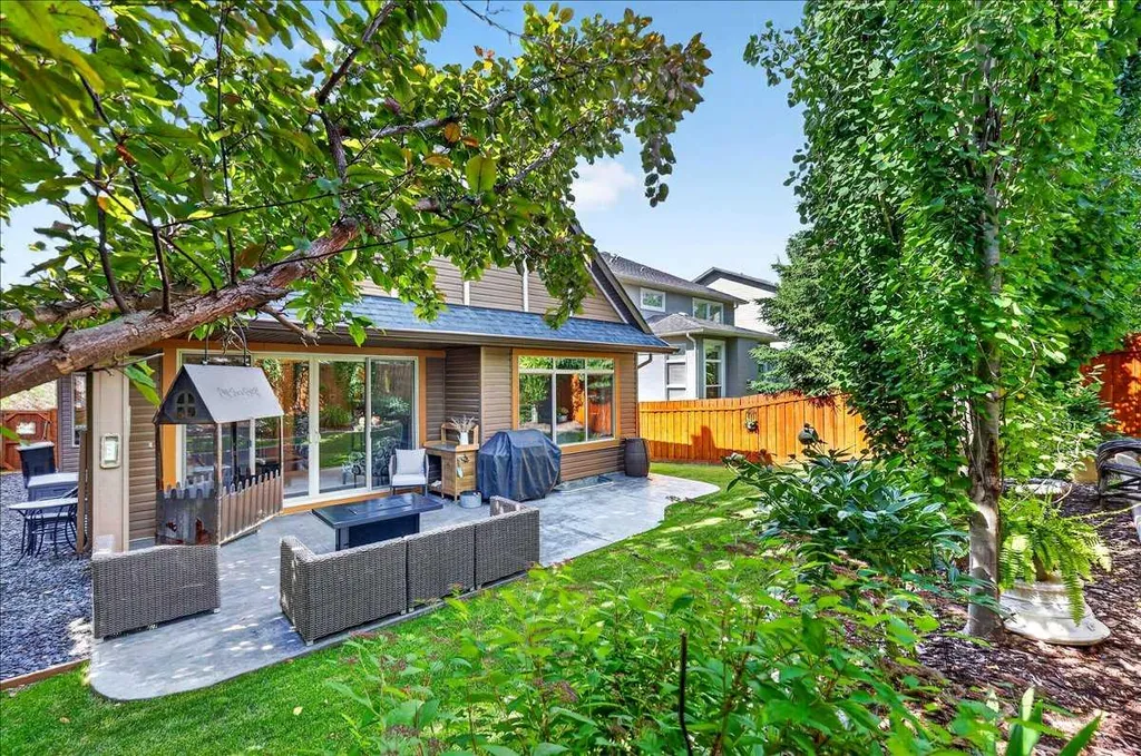 295 Tremblant Way SW Calgary AB T3H 0S8