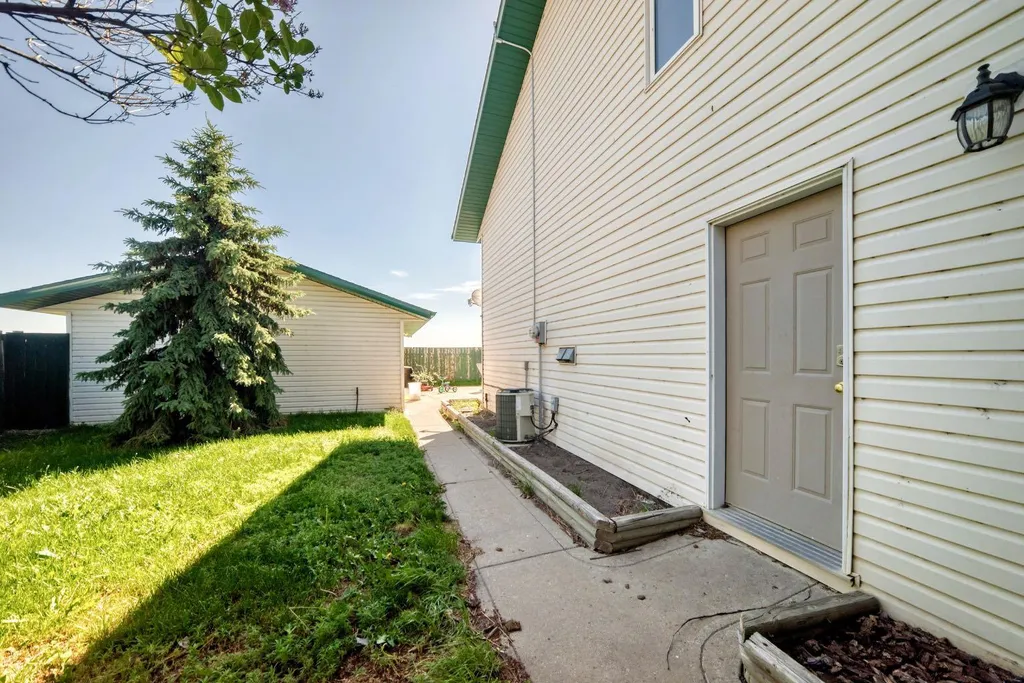 417 9 Street Beiseker AB T0M 0G0