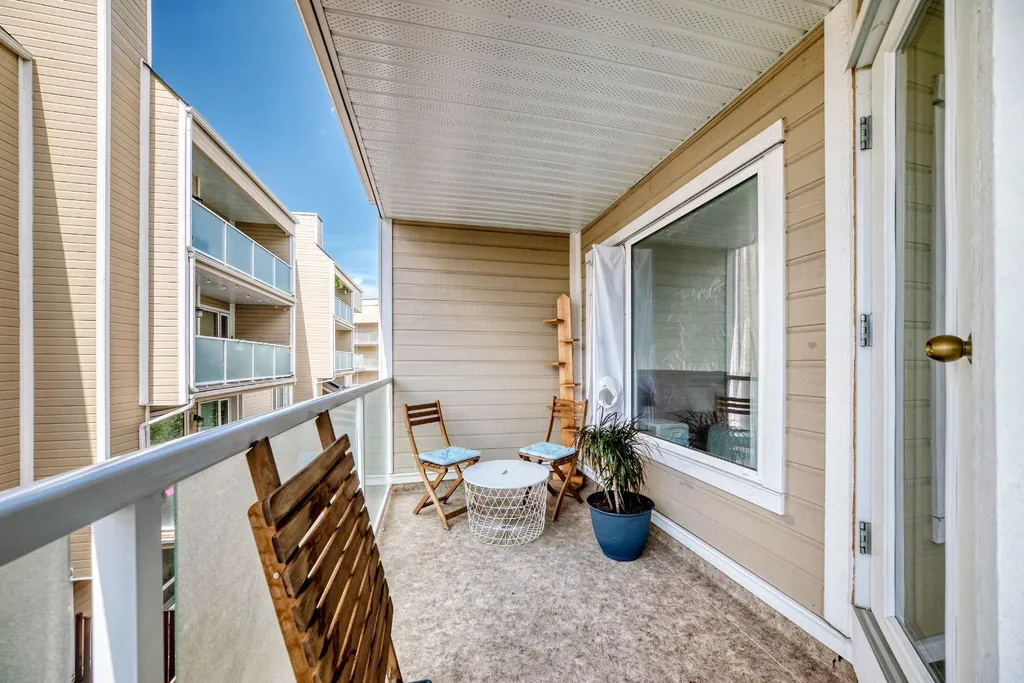3717 42 Street NW Calgary AB T3A 2W2