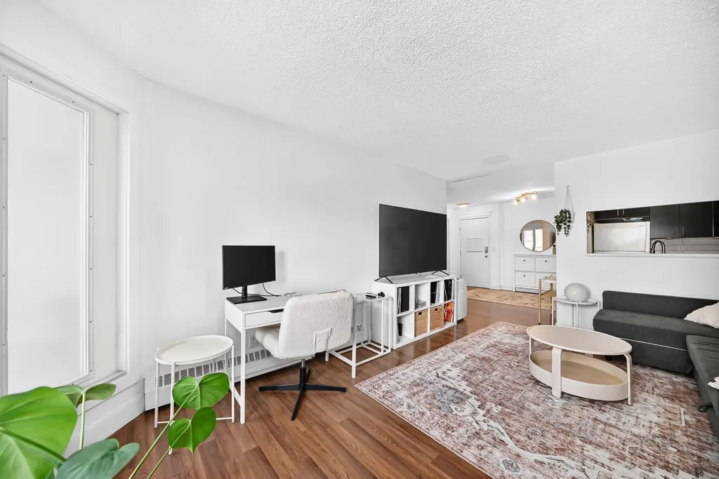 3717 42 Street NW Calgary AB T3A 2W2