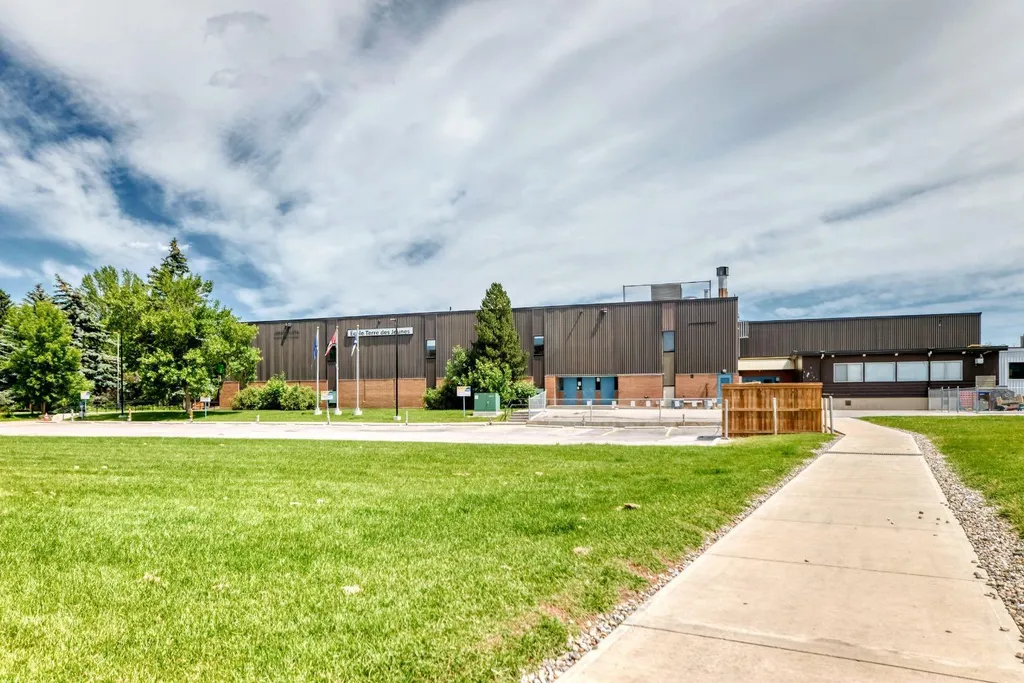 3717 42 Street NW Calgary AB T3A 2W2