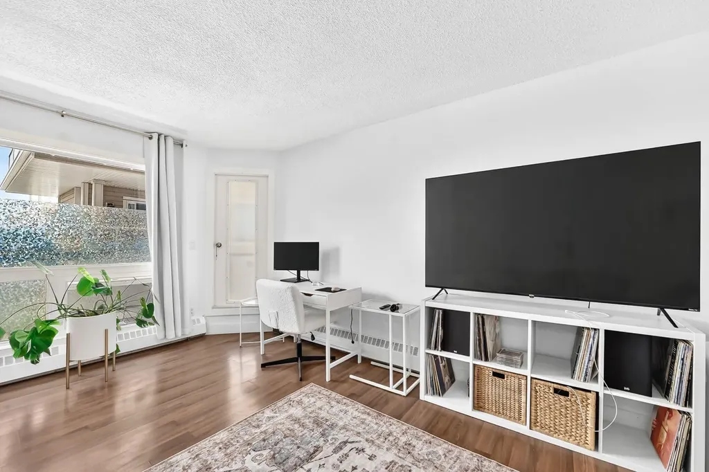3717 42 Street NW Calgary AB T3A 2W2
