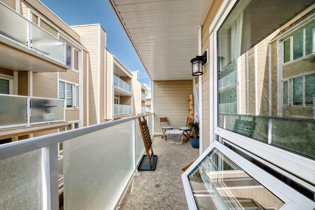3717 42 Street NW Calgary AB T3A 2W2