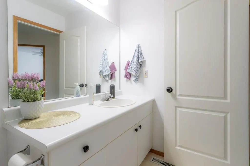 5725 41 Street Lloydminster AB T9V 2A4