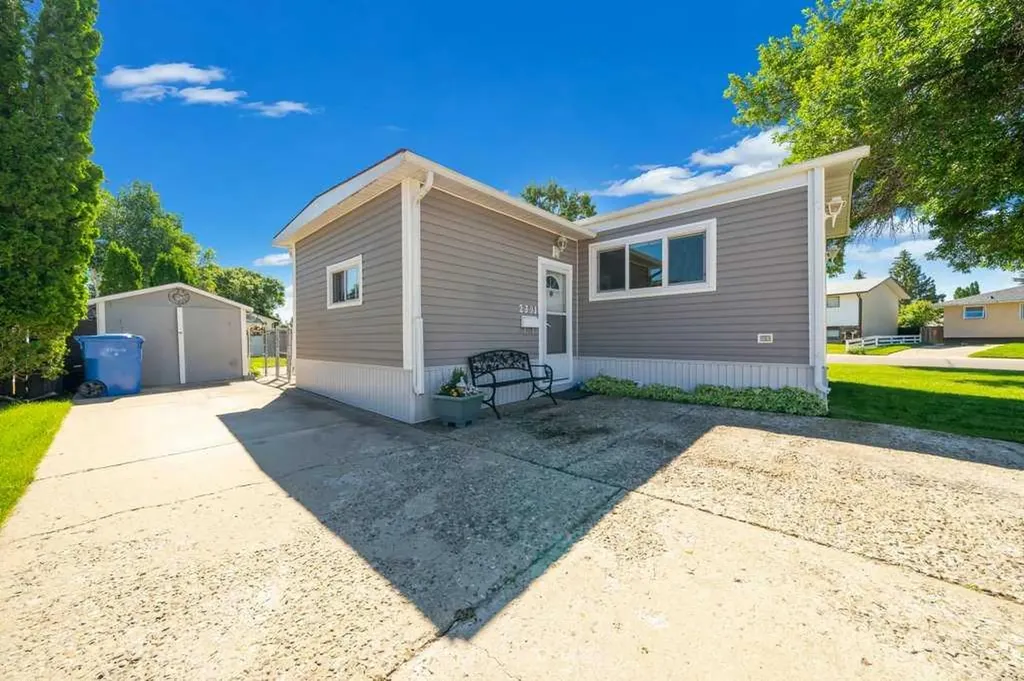 2391 Gardner Place SE Medicine Hat AB T1B 1A4