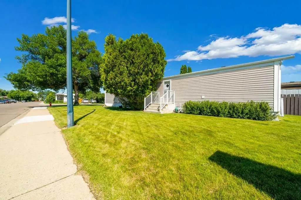 2391 Gardner Place SE Medicine Hat AB T1B 1A4