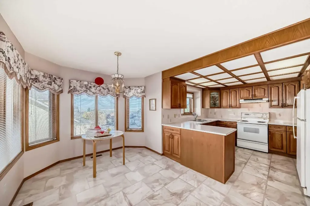183 Christie Park Hill SW Calgary AB T3H 2V5