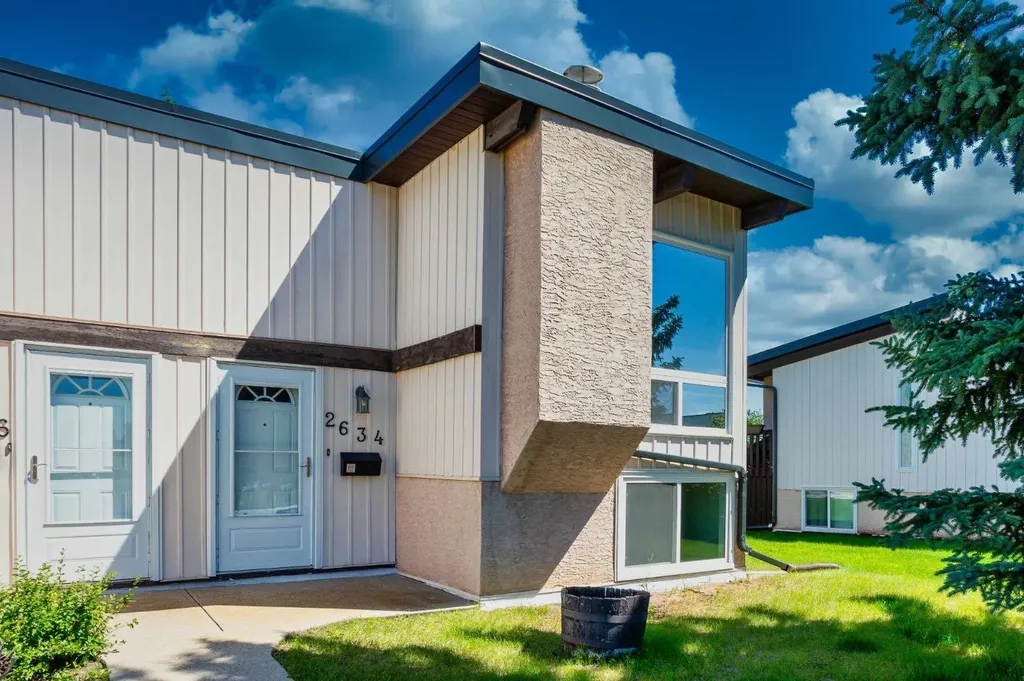 2634 Oakmoor Drive SW Calgary AB T2V 4E7