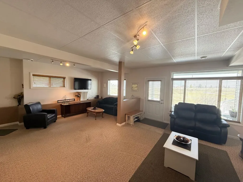 3815 75 Street Camrose AB T4V 4C6