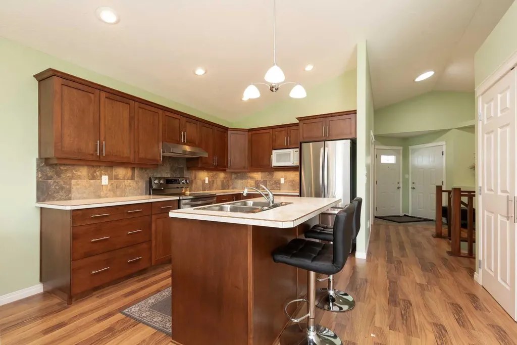 334 Mt Sunburst Way W Lethbridge AB T1K 3J9
