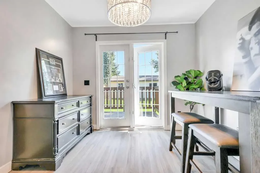 4412 45 Avenue Sylvan Lake AB T4S 1K6