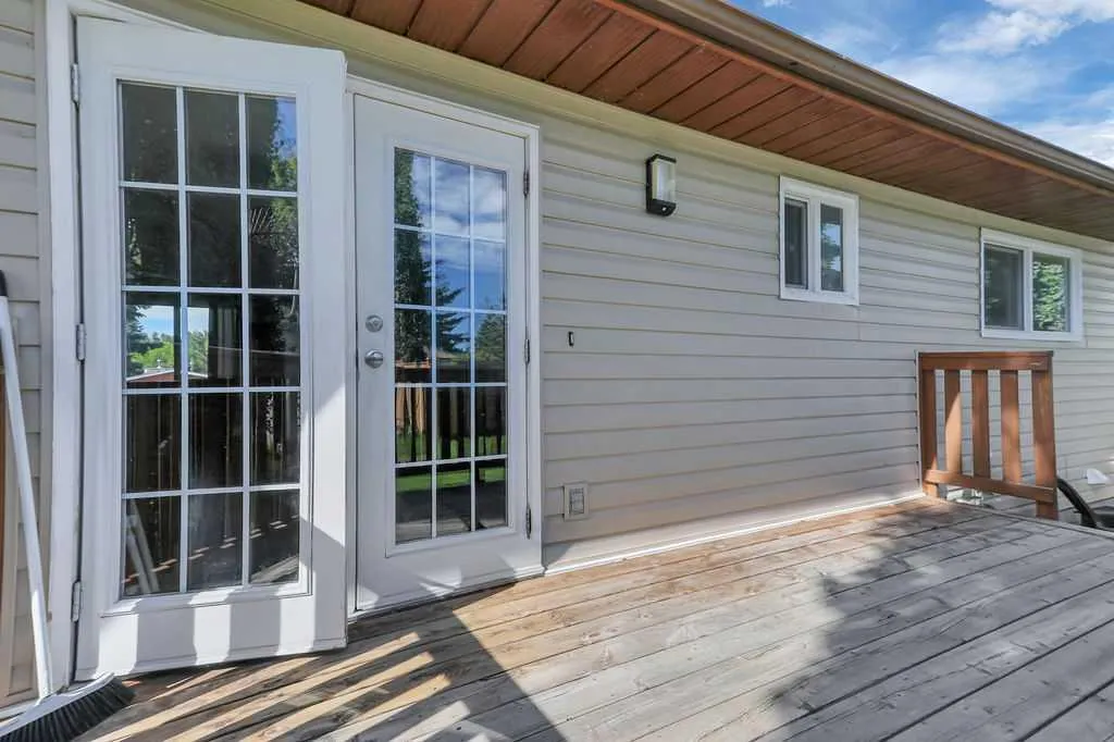 4412 45 Avenue Sylvan Lake AB T4S 1K6