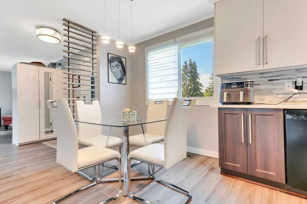 4412 45 Avenue Sylvan Lake AB T4S 1K6