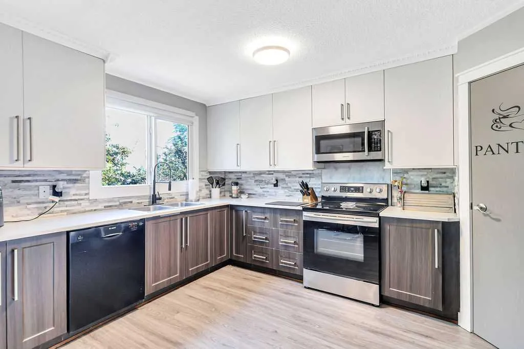 4412 45 Avenue Sylvan Lake AB T4S 1K6